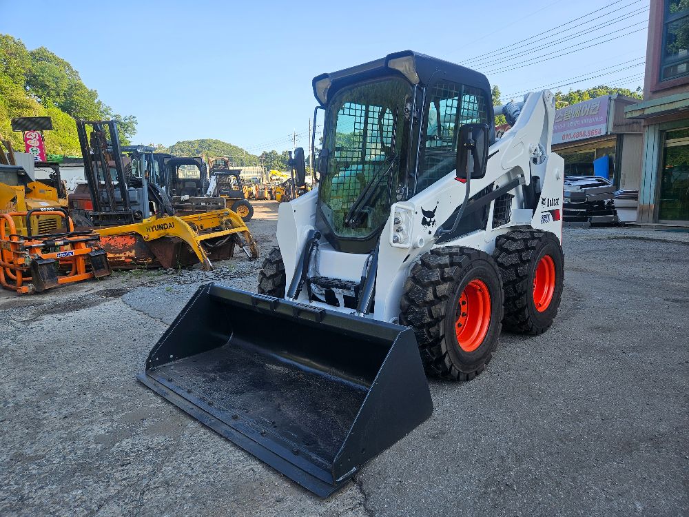  Skid steer loader S590  앞좌측면