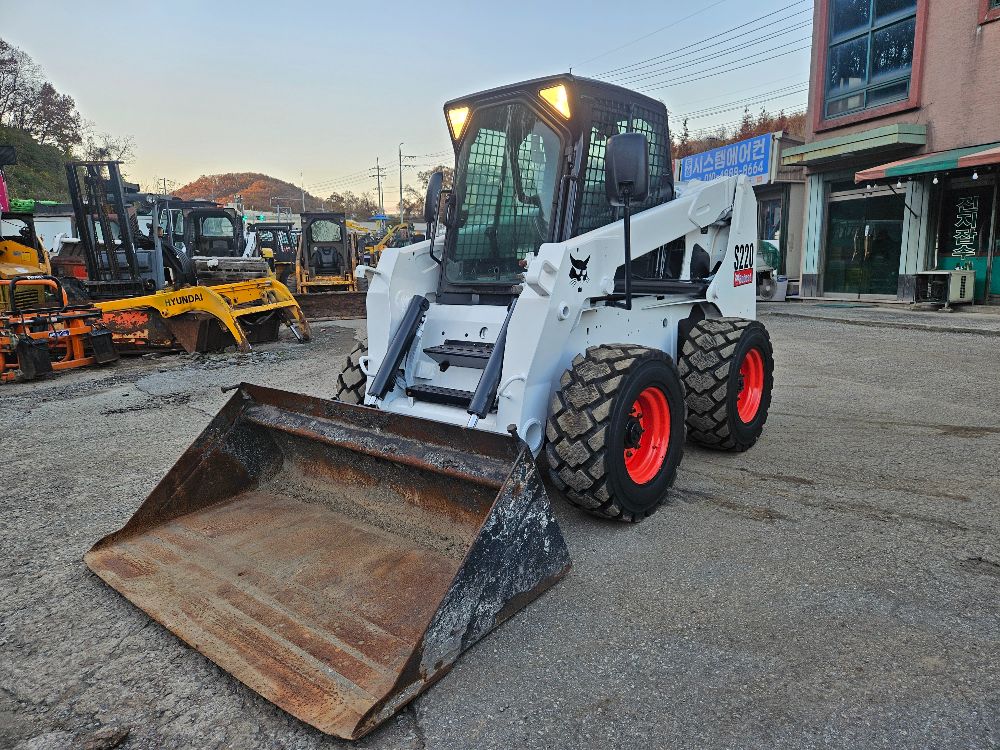  Skid steer loader S220  앞좌측면