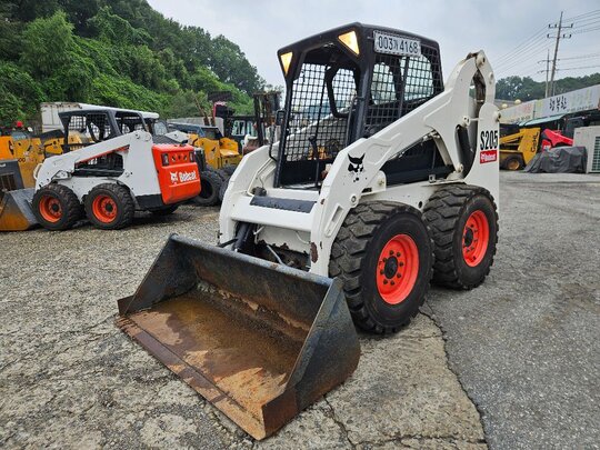 바브캣 스키드로더 S205 앞좌측면