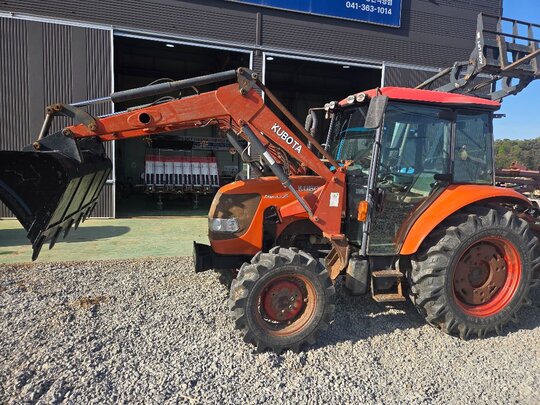 Kubota Tractor MZ553 (55hp)