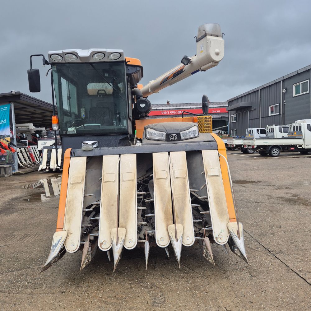 TYM 이세키 콤바인 HJ6135 (6조식)