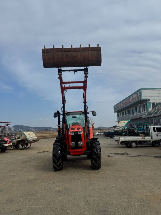 Kubota Tractor M6-135 (143hp)