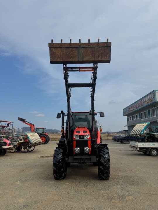 Kubota Tractor M6-1431 (143hp)