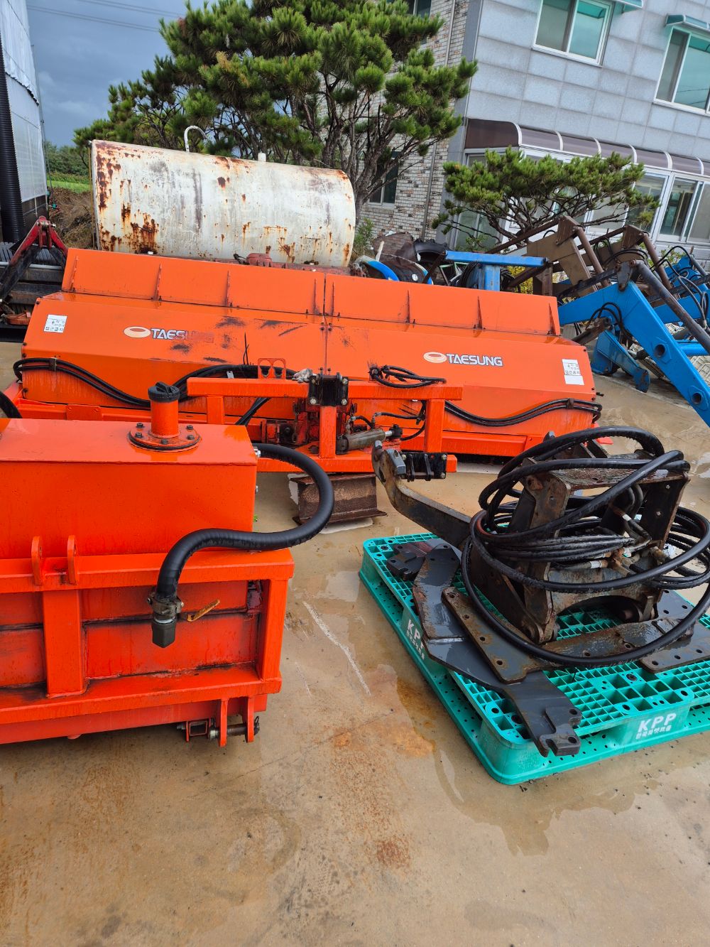웅진기계 제설기.괘도타이어.쟁기.곡물탱크등등 WJSP-6 뒤우측면