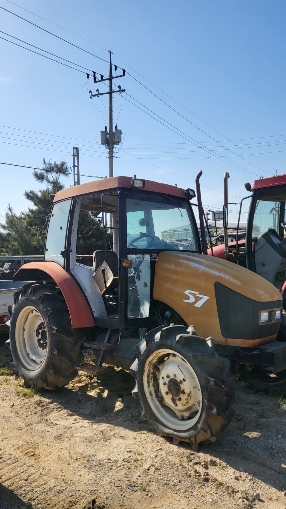 LG 트랙터 57 (57마력) 뒤우측면