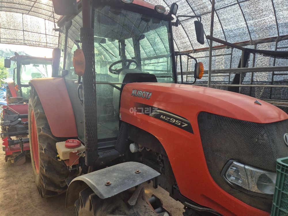Kubota Tractor MZ957 (100hp)