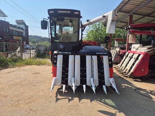 대동 콤바인 DH6135 (6조식) 앞좌측면