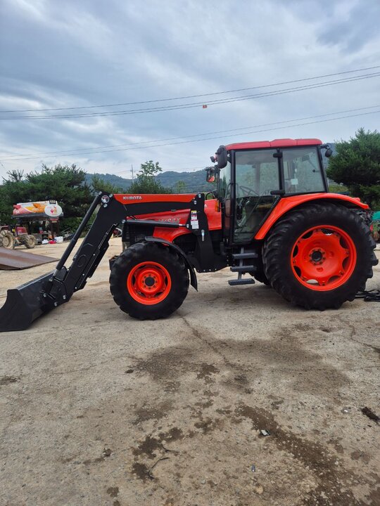 구보다 트랙터 M125X (125마력) 앞좌측면