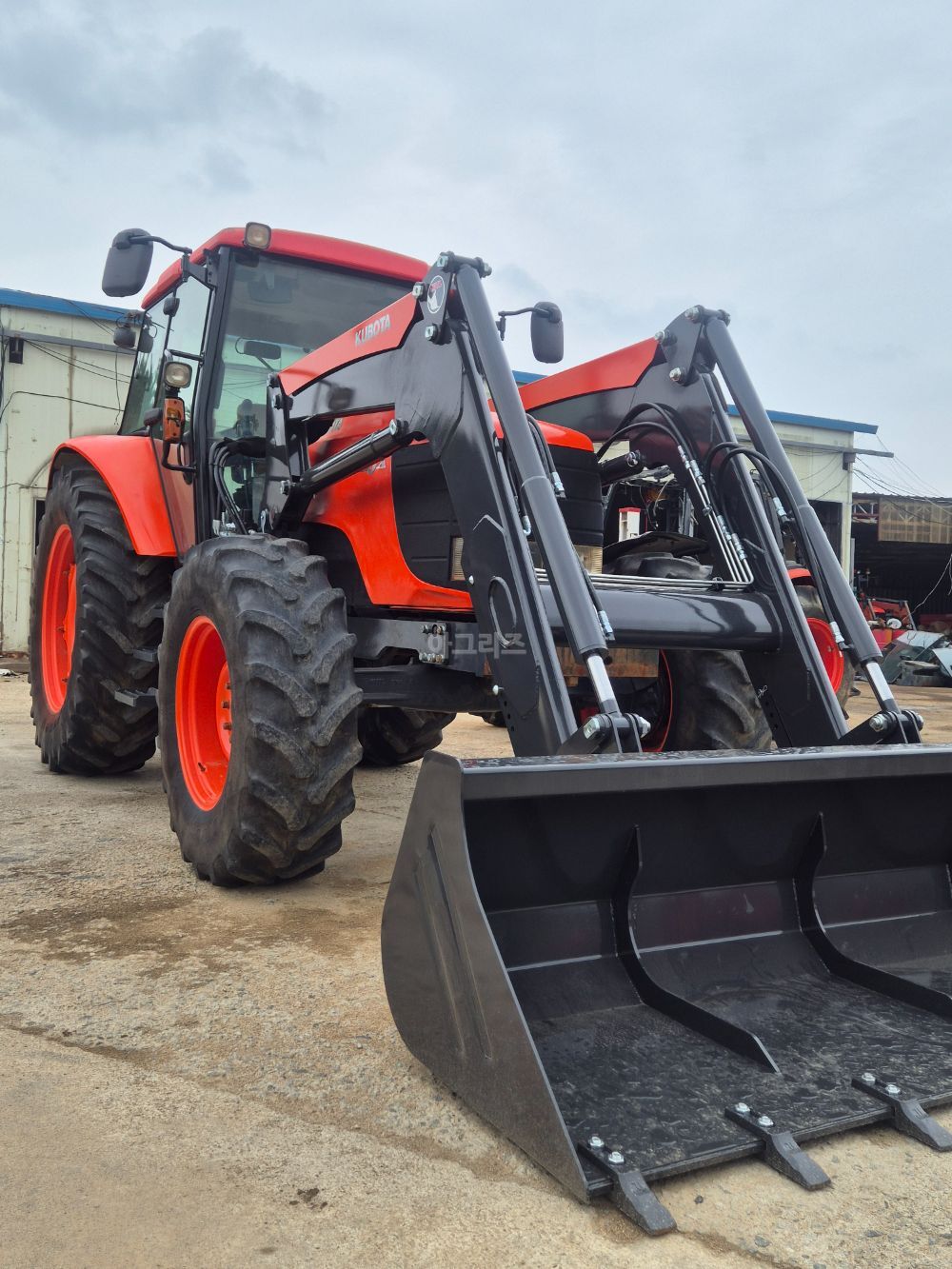 Kubota Tractor M125X (125hp) 뒤우측면