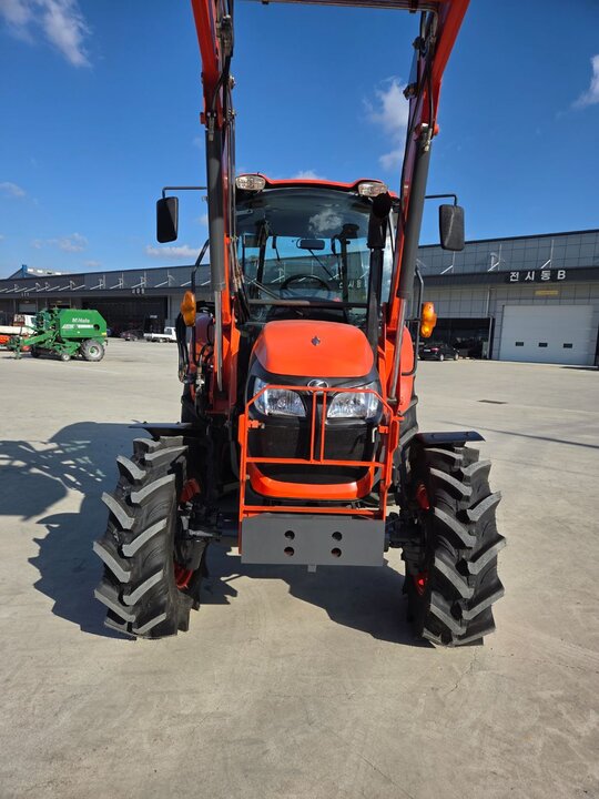 Kubota Tractor MR707 (73hp)