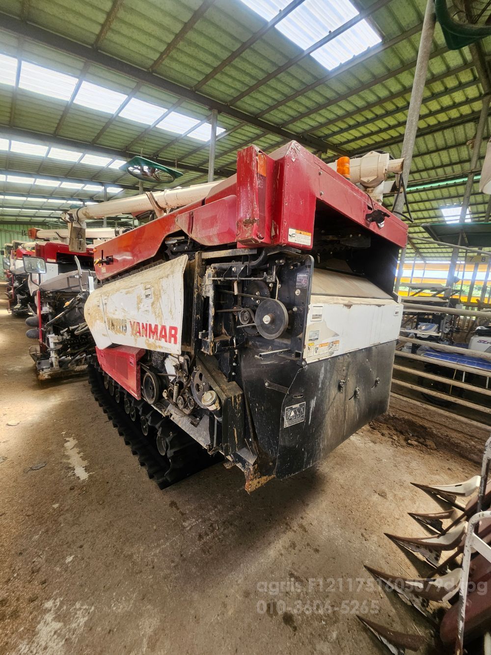 얀마 콤바인 AW7114YH7115 (7조식) 뒤우측면