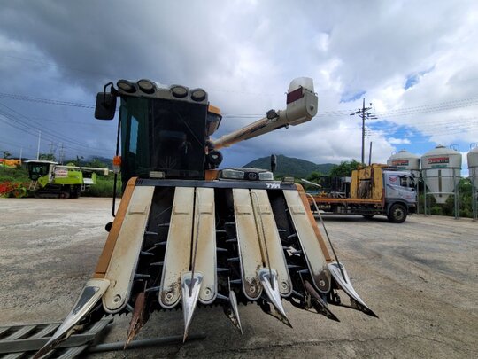 TYM Combine Harvester HJ6135 (6Rows) 앞좌측면