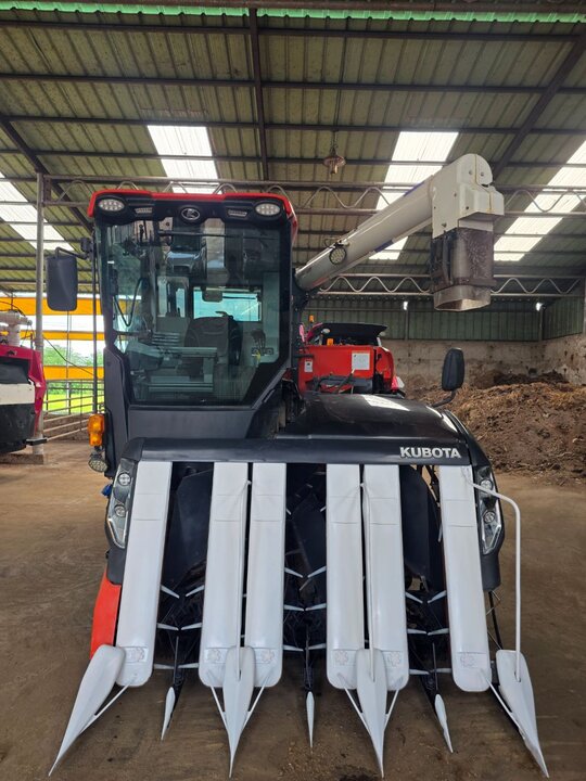 구보다 콤바인 ZR6130 (6조식) 앞좌측면