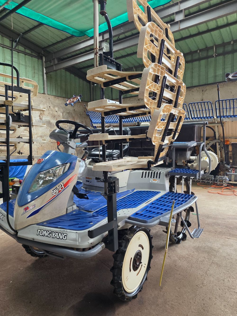 TYM 이앙기 NP80 (8조식) 뒤우측면