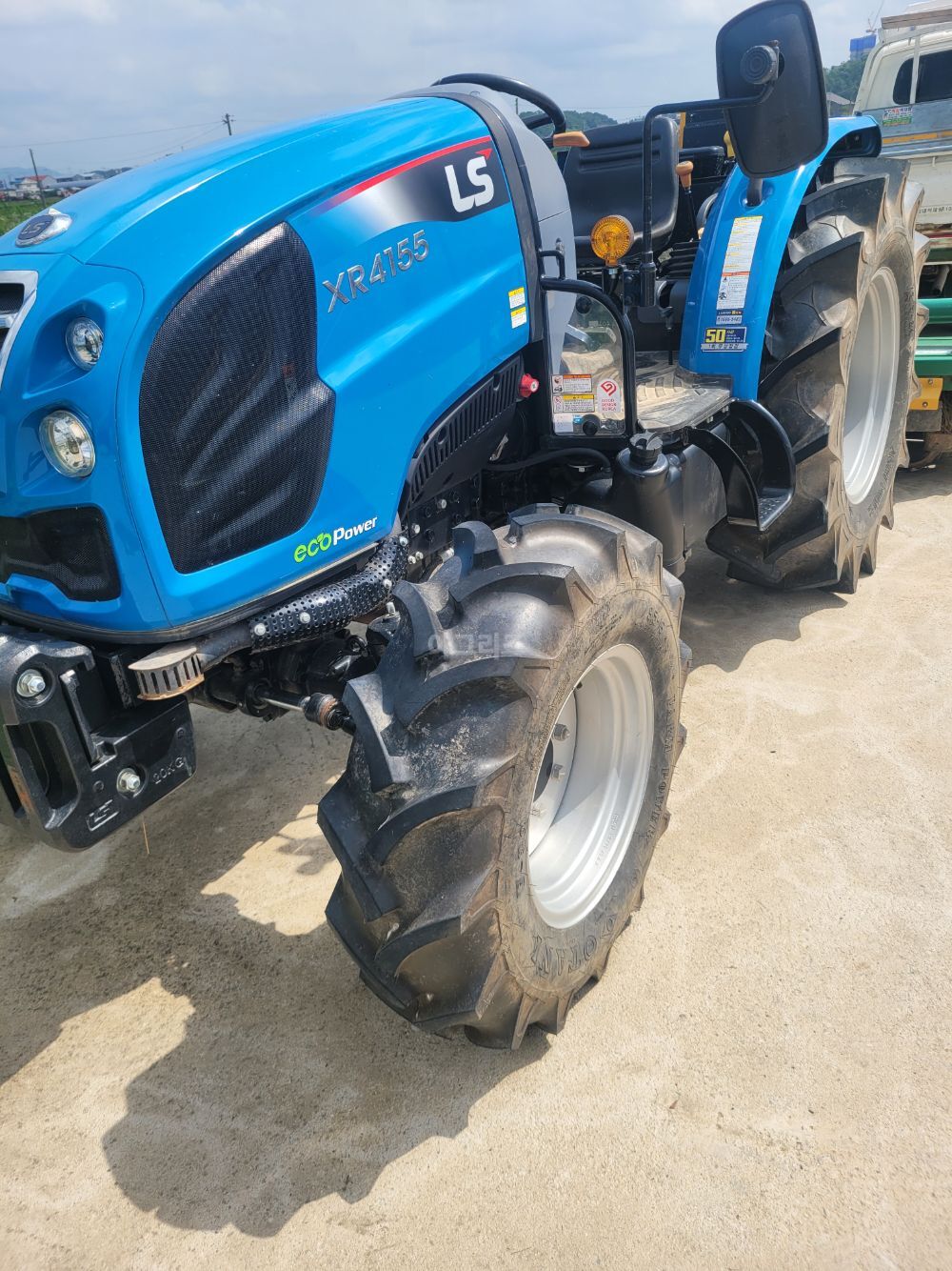 LS 트랙터 XR4155 (55.7마력) 뒤우측면