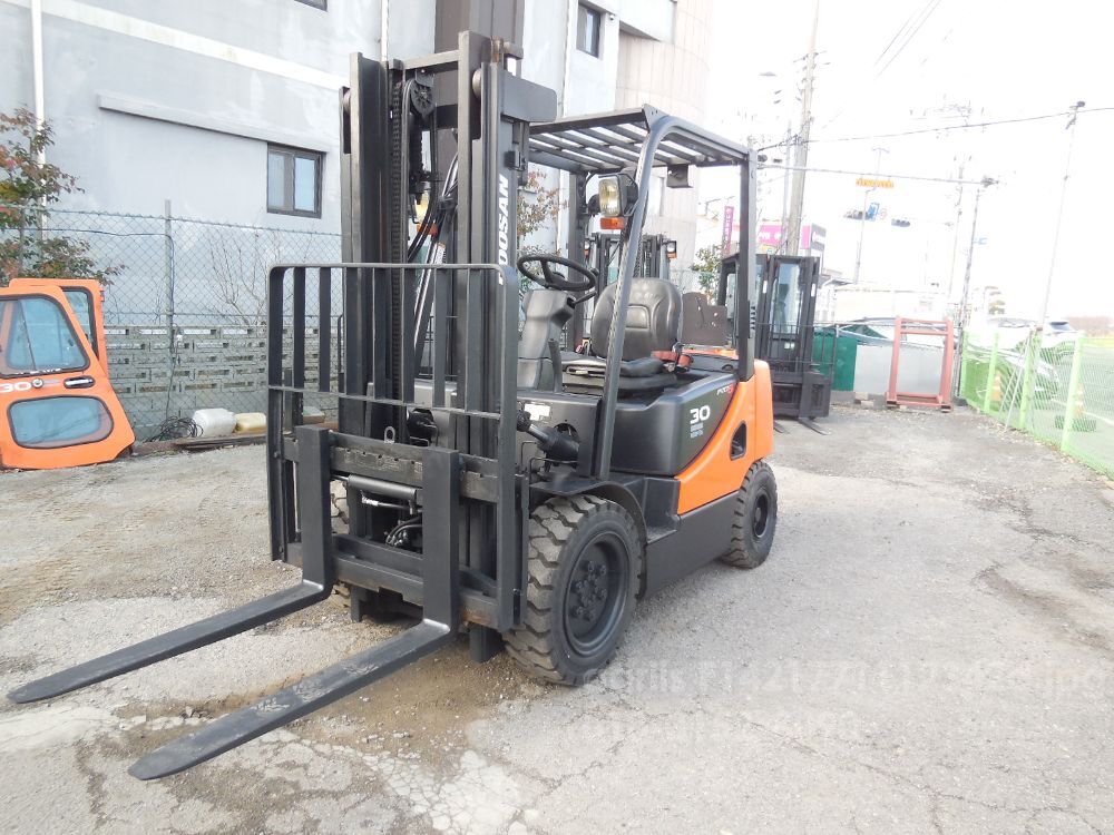  Forklift D30s-5 (3톤) 뒤우측면