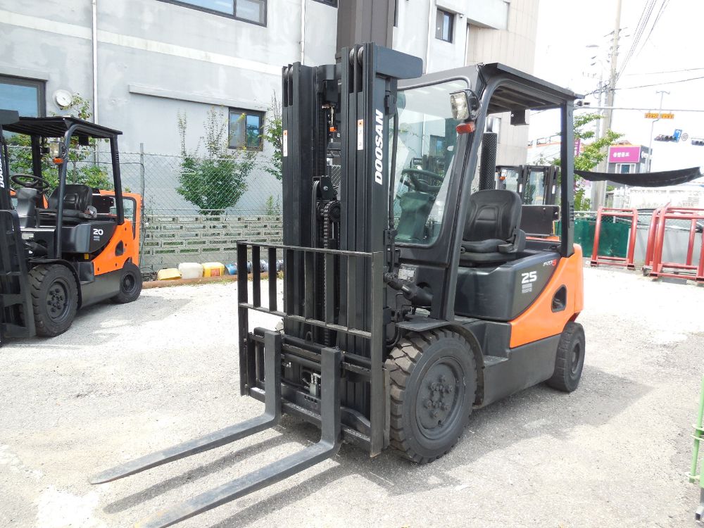 두산D25S-5  지게차 두산 D25s-5 (3단) 싸이드 (2.5톤) 뒤우측면