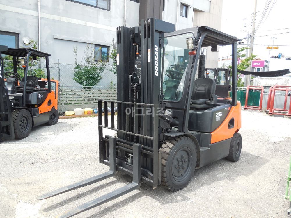 두산D25S-5  지게차 두산D25S (( 3단 )) (2.5톤) 뒤우측면