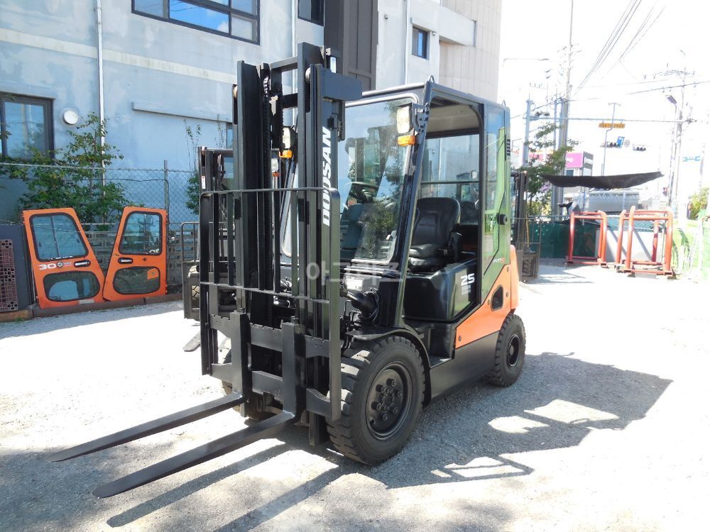 두산D25S-5 지게차 두산D25S ( 2단 ) (2.5톤) 뒤우측면