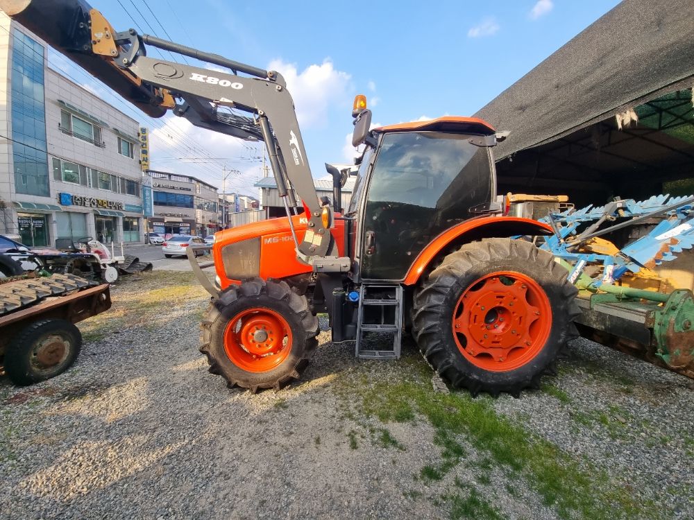 Kubota Tractor M6-108 (116hp)