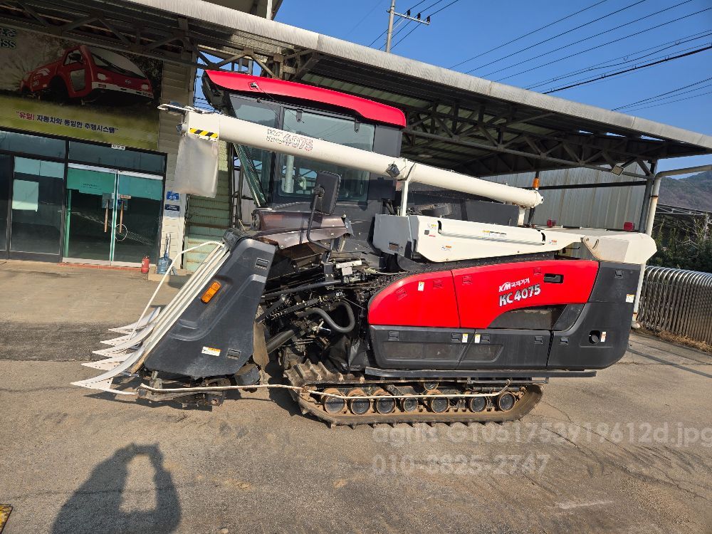 국제 콤바인 KC4075 (4조식) 뒤우측면