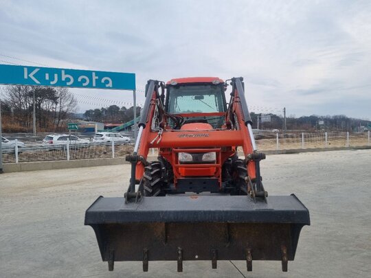 Kubota Tractor MZ557 (60hp)