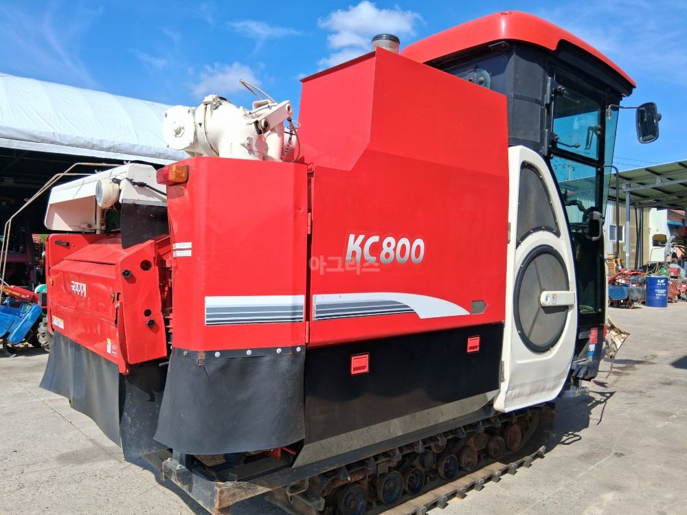 국제 콤바인 KC800 (4조식) 뒤우측면