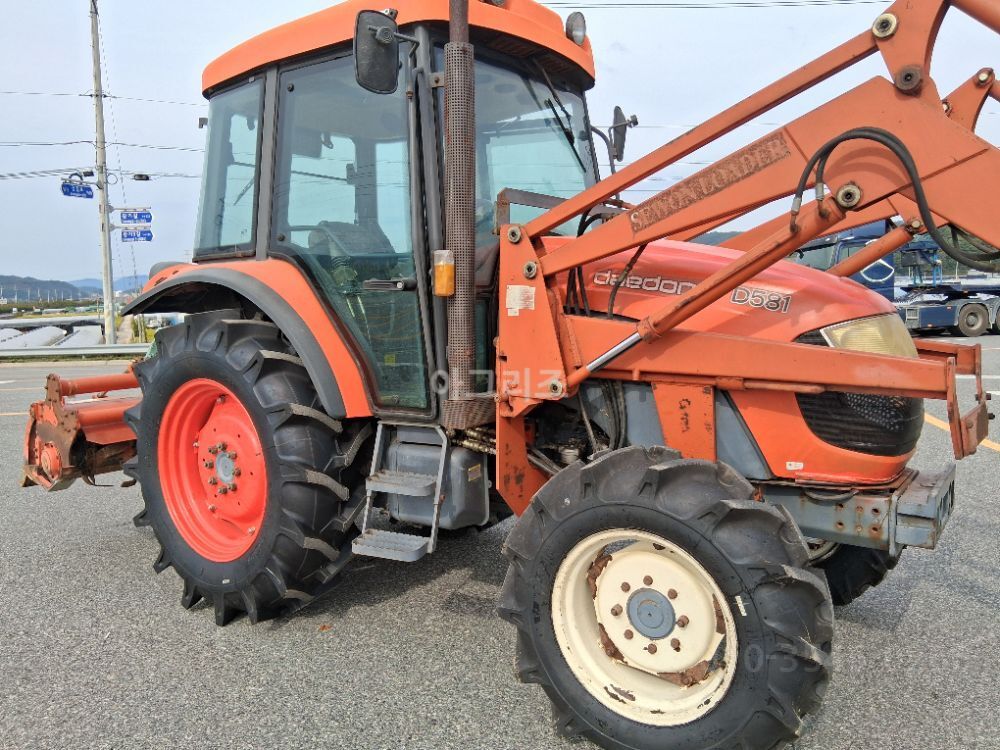 대동 트랙터 D581 (58마력) 뒤우측면