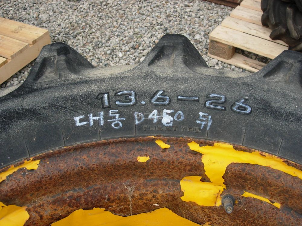 대동 타이어D450(13.6-26)뒤타이어,휠 D450 뒤우측면