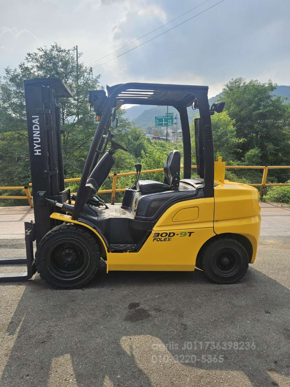 Hyundai Forklift 3톤 중고지게차 현대 디젤 3단마스트 3톤 미만  뒤우측면