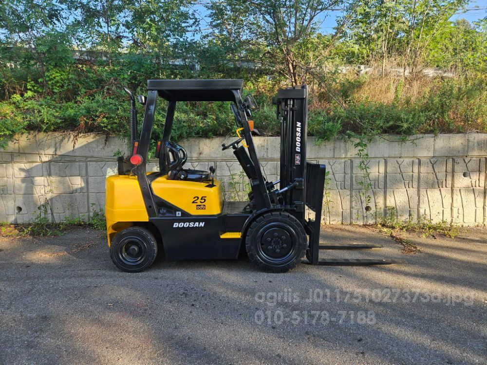 두산 지게차 중고지게차 두산 D25S-3 디젤 2.5톤 지게차 뒤우측면