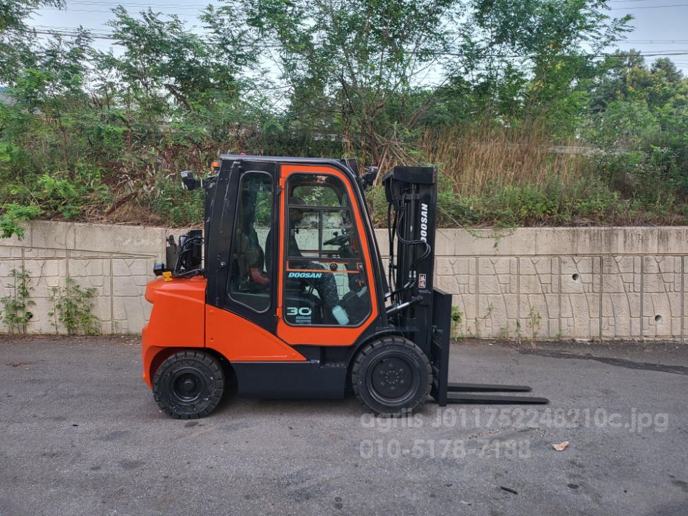 두산 지게차 중고 D30S-7 디젤 3톤 3단 (3단, 캐빈, 자동발, 통타이어)