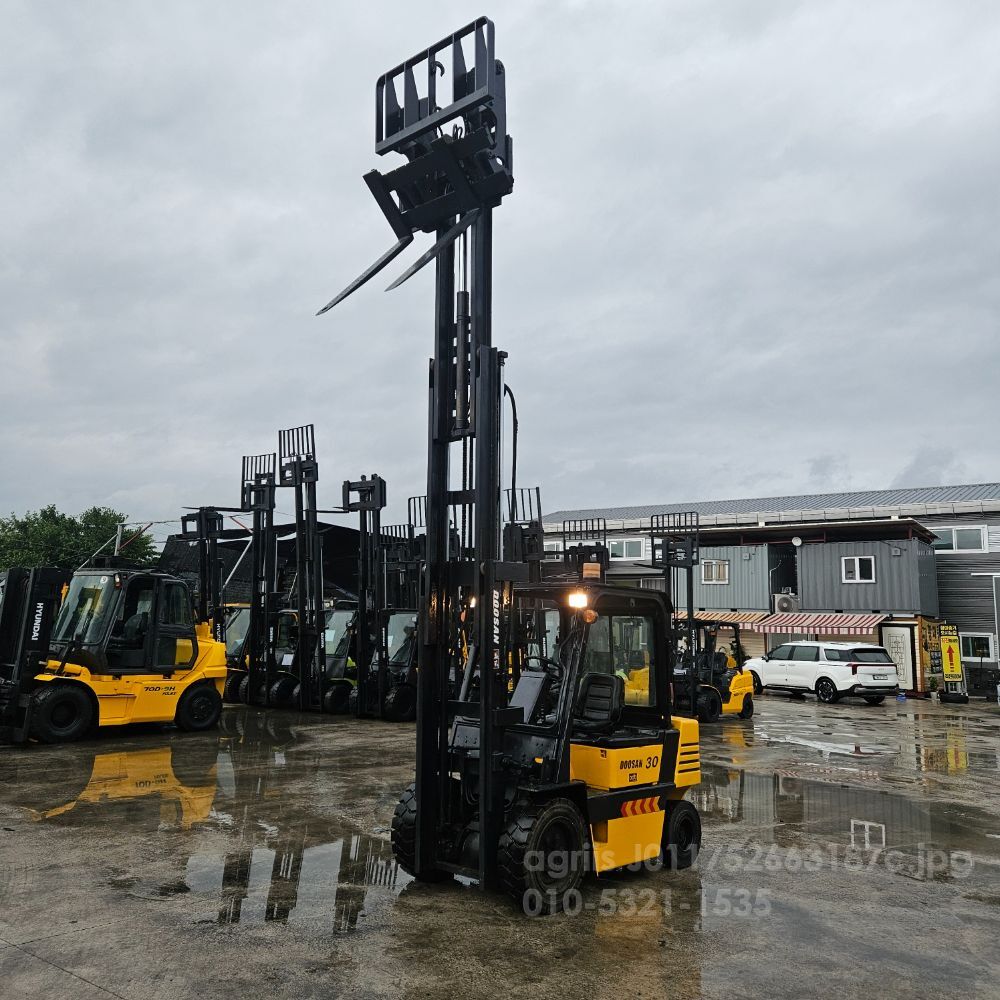 두산 지게차 LD3톤3단힌지드