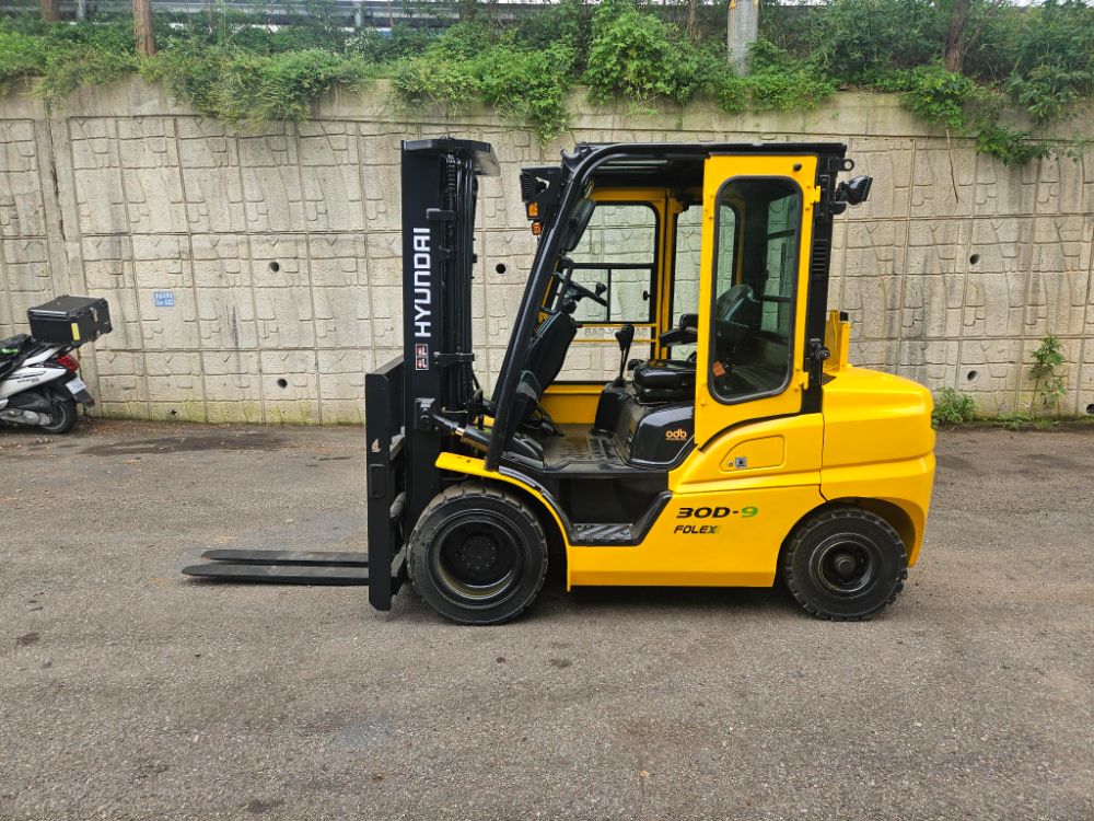 현대 지게차 중고 포렉스 30D-9 디젤 3톤 3단 앞좌측면