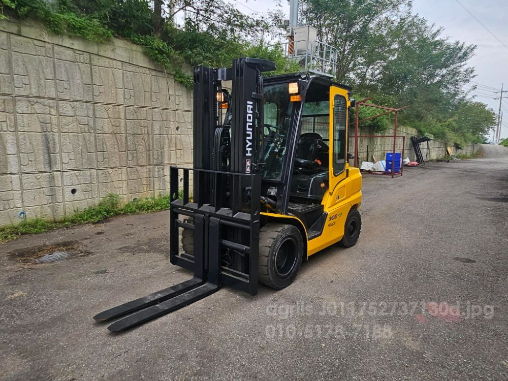 현대 지게차 중고 포렉스 30D-9 디젤 3톤 3단 뒤우측면
