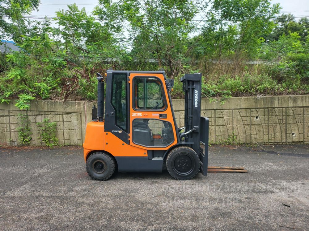 두산 지게차 중고 D25S-5 디젤 2.5톤 (편개식자동발, 캐빈)