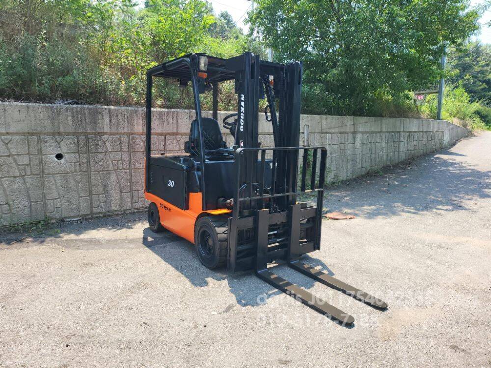  지게차 중고 두산 B30S-5 전동 좌식 3톤 (편개식자동발, 통타이어, 충전기) (3톤)
