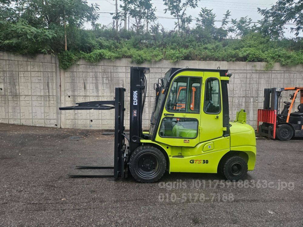 Clark Forklift 중고 GTS30D 디젤 3톤 (캐빈, 로드스테빌라이저, 사이드쉬프트)