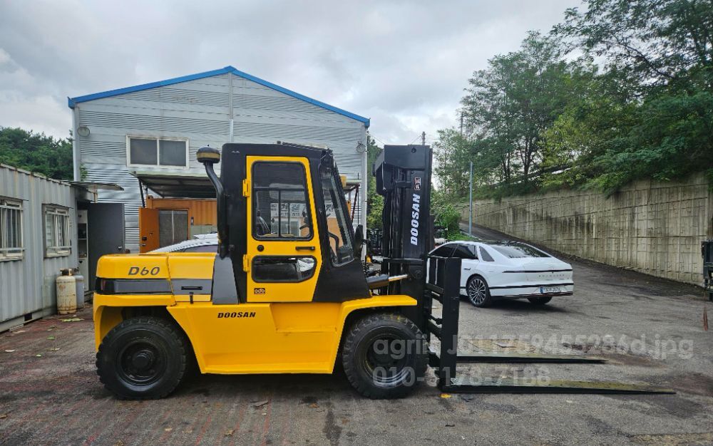 Doosan Forklift 중고 D60S 디젤 6톤 (캐빈, 편개식자동발, 덧발) 뒤우측면