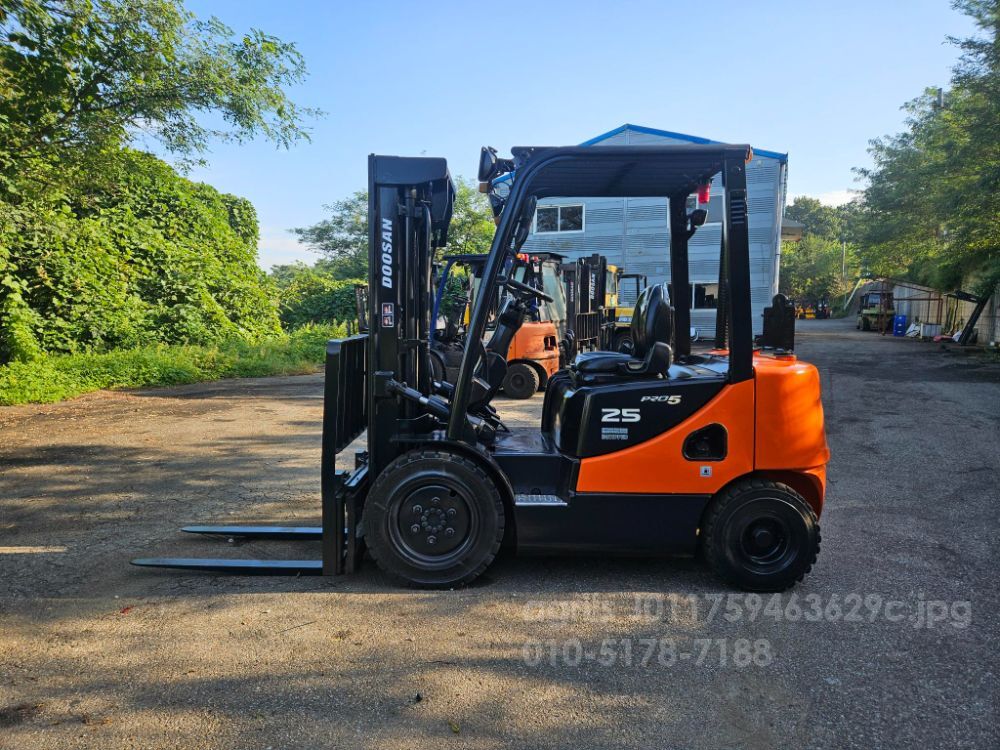 두산 지게차 중고 D25S-5 디젤 2.5톤 3단 (3단마스트, 사이드쉬프트, 캐빈) (2.5톤)