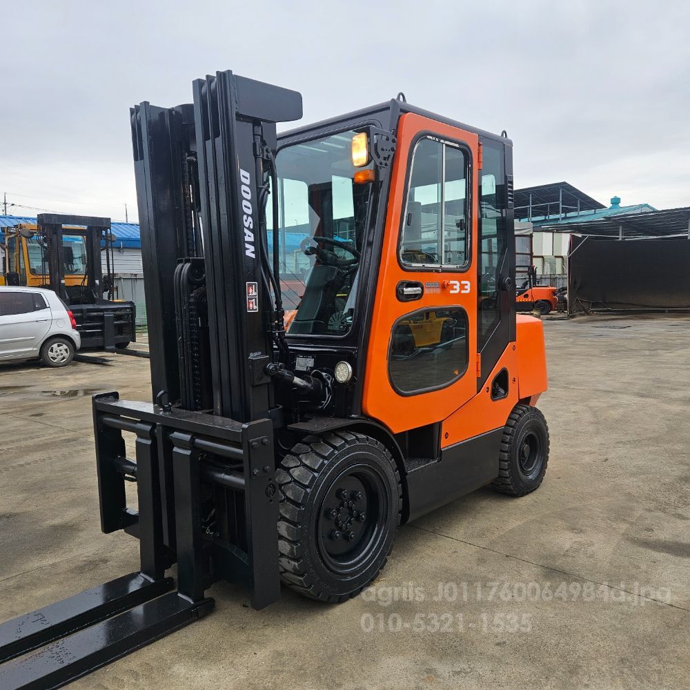 두산 지게차 D33S-7 (3.3톤) 뒤우측면