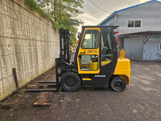 두산 지게차 중고 D30S-3 디젤 3톤 (양개식자동발, 캐빈) (3톤) 앞좌측면