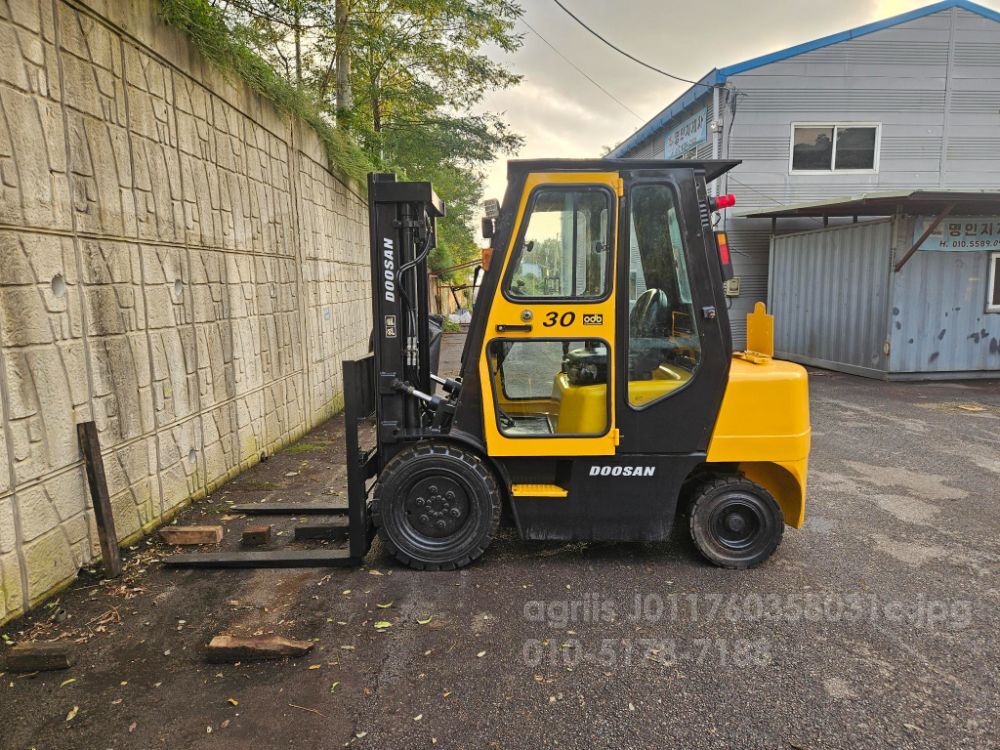 두산 지게차 중고 D30S-3 디젤 3톤 (양개식자동발, 캐빈) (3톤)