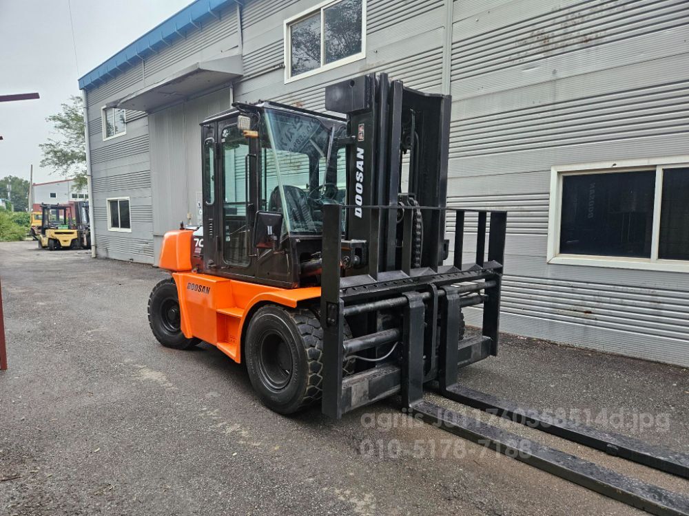 두산 지게차 중고 D70S-5 디젤 7톤 3단 (캐빈.자동발) (7톤) 뒤우측면