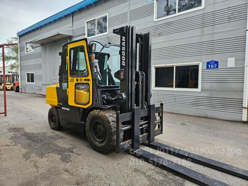 두산 지게차 중고 D45S-2 디젤 4.5톤 3단 (3단마스트, 편개식 자동발, 캐빈, 덧발) (4.5톤) 뒤우측면