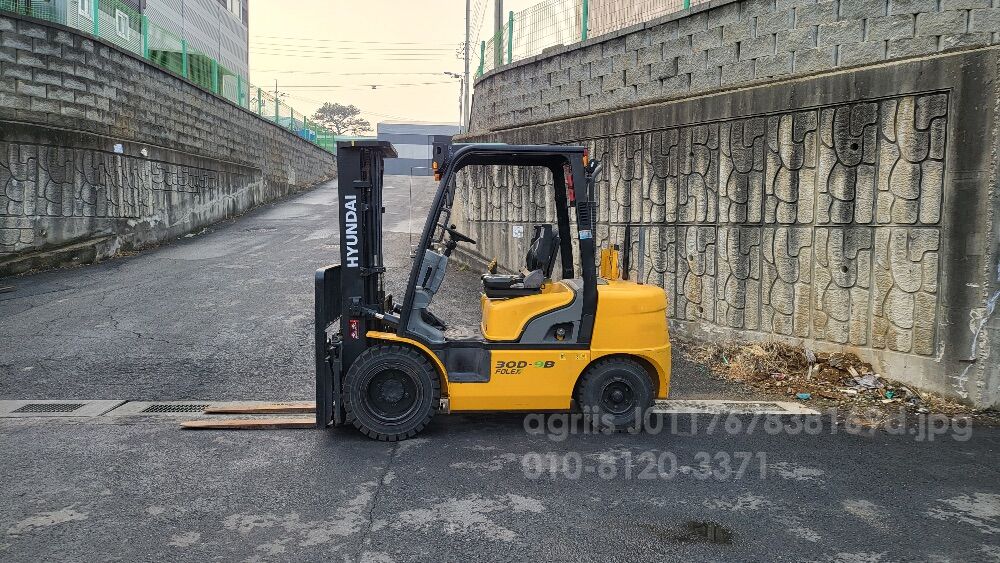 Hyundai Forklift FOREX30-9B (3톤) 뒤우측면