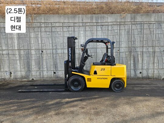 Hyundai Forklift 중고 PF25D 디젤 2.5톤 (2.5톤) 앞좌측면