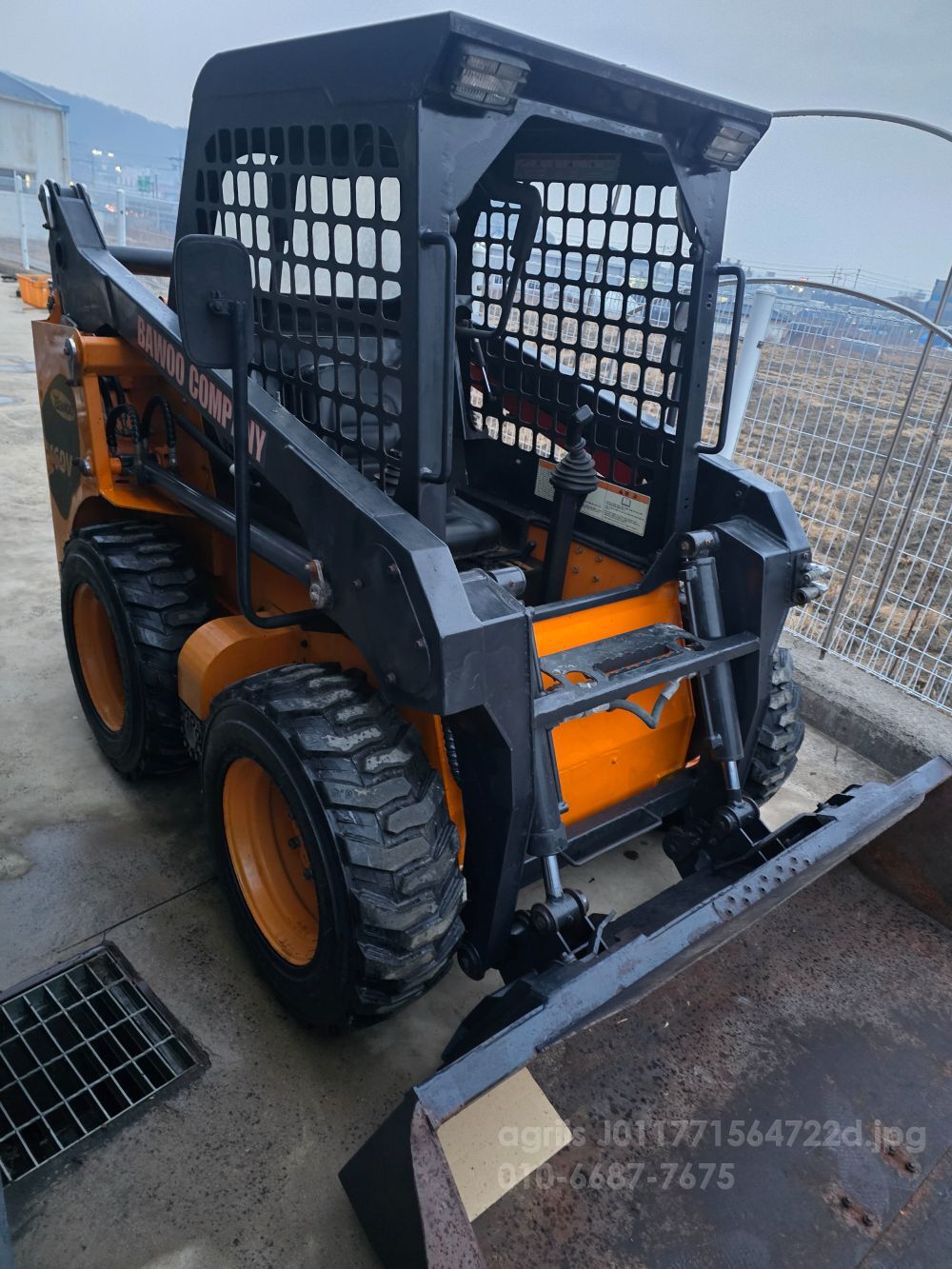  Skid steer loader M60V  뒤우측면