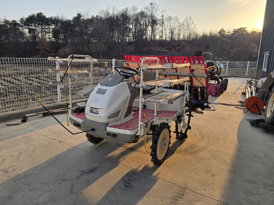 얀마 이앙기 VP6 (6조식) 앞좌측면