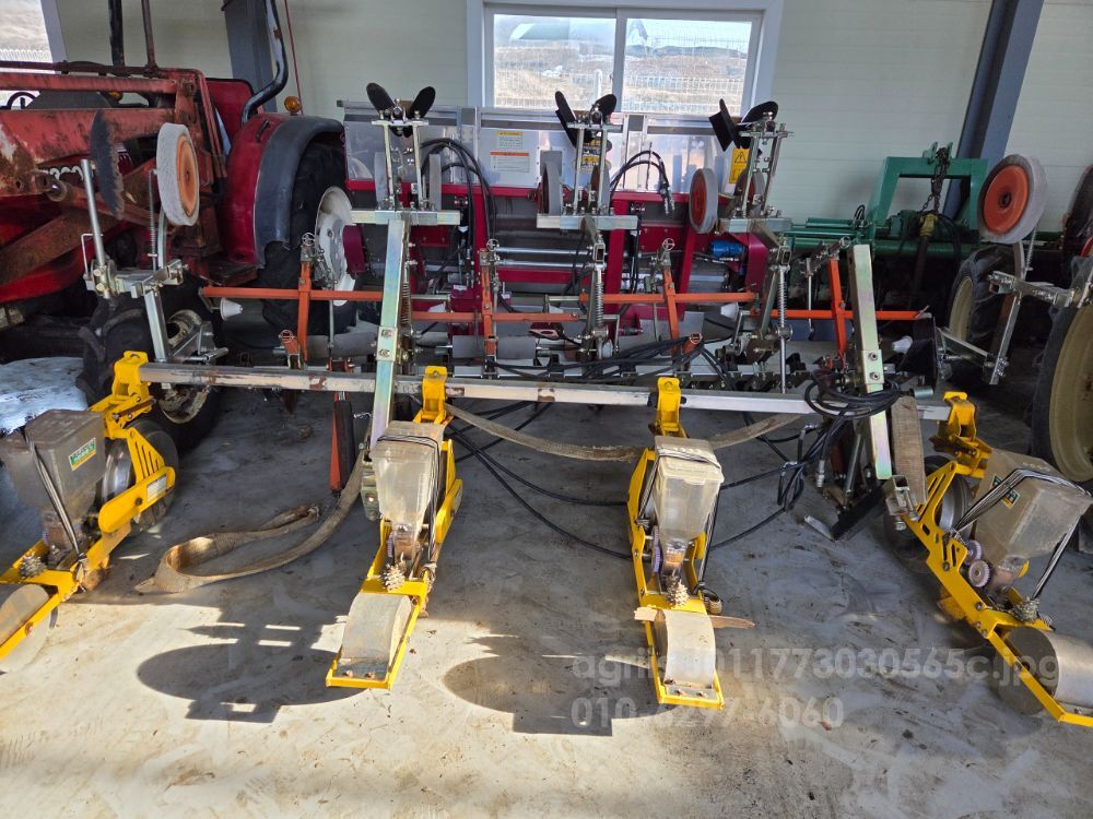 트랙터용콩파종기 트랙터용콩파종기(비닐피복기,두둑형성기포함) (비닐피복기,두둑형성기포함)